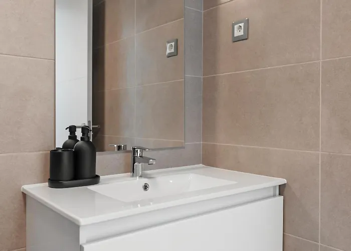 Nohemi - Elegant And * إِستيبونا